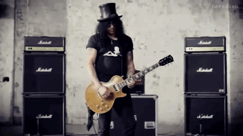 Slash tocando la guitarra