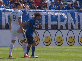 Ibrahimovic dando un tortazo a un rival durante un partido